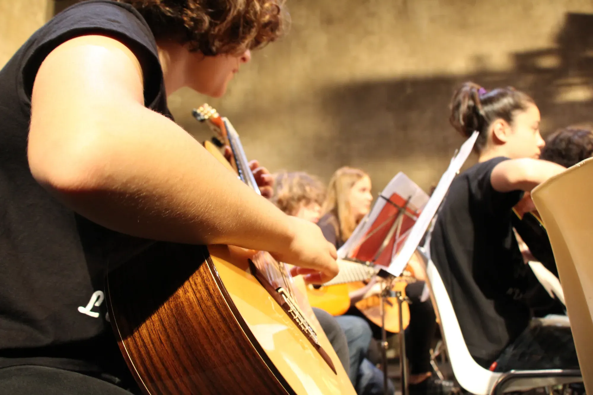 Alumnes tocant la guitarra en una audició de l’escola