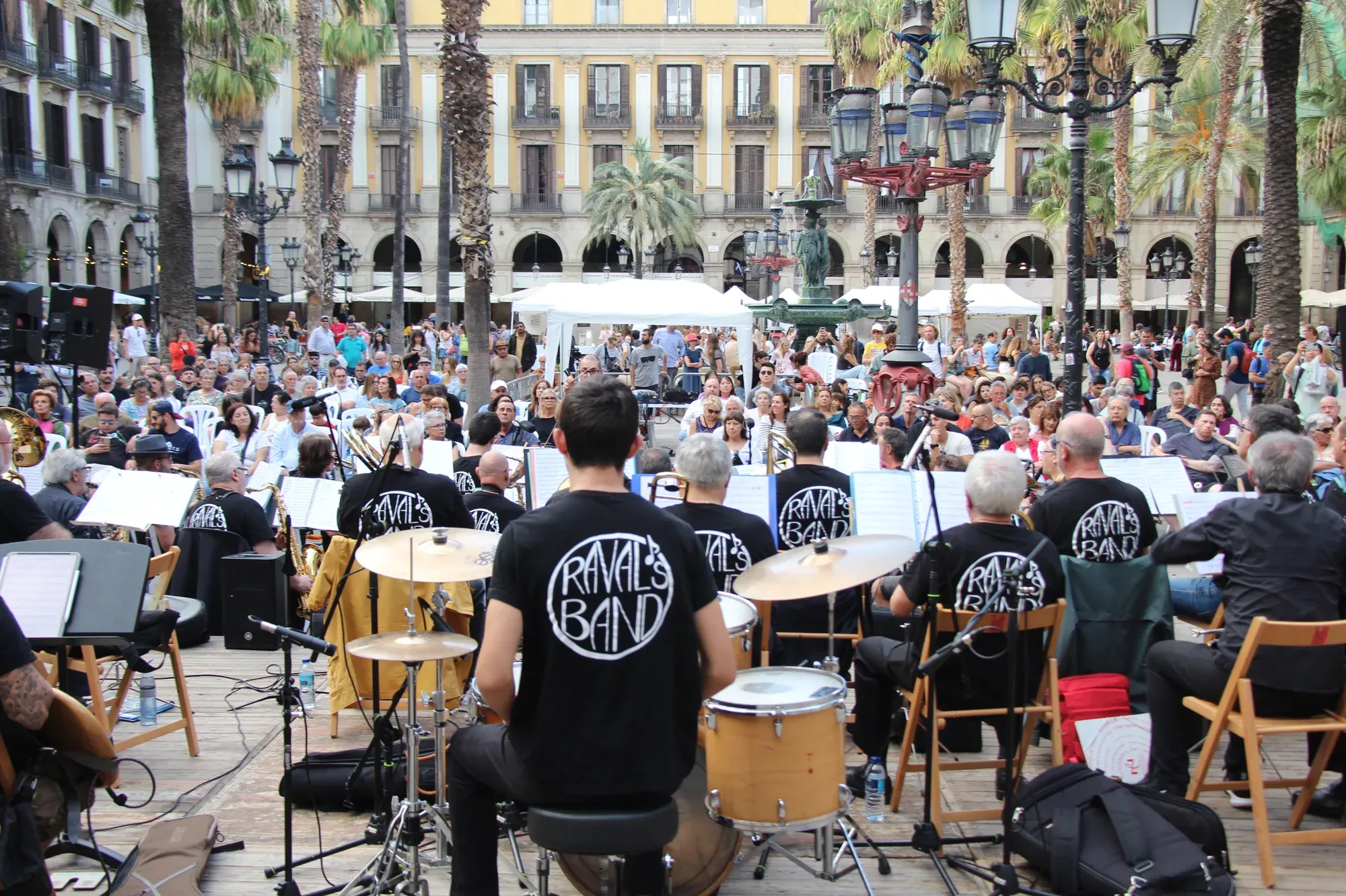 La Raval’s Band tocant a la plaça Reial davant del públic