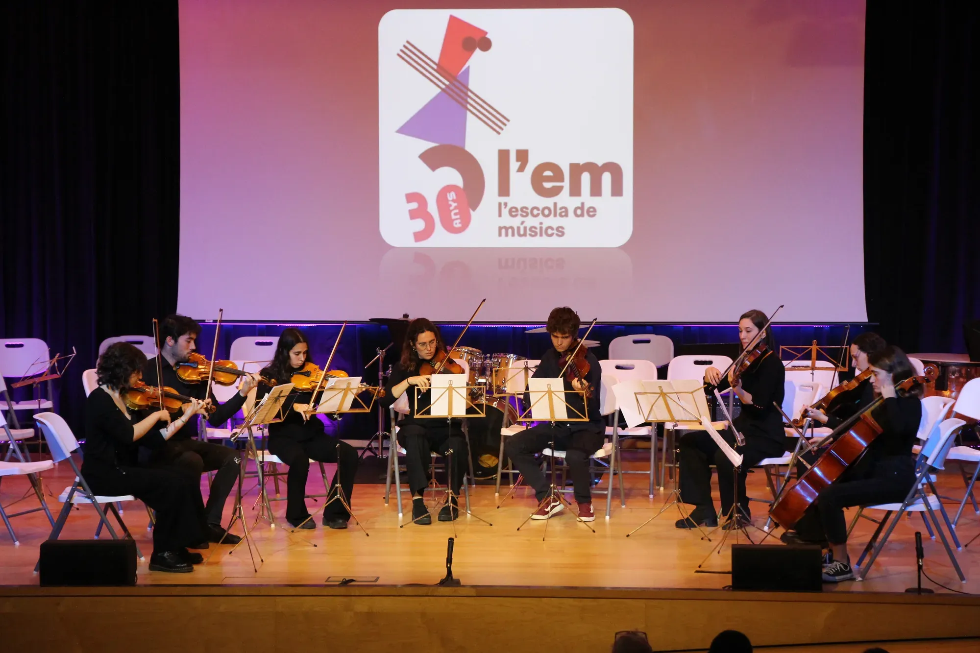 L’orquestra de corda de l’escola en el concert del 30è aniversari