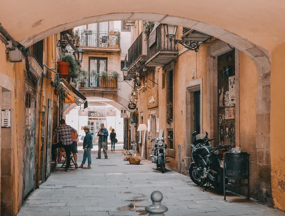Carrer porticat de Ciutat Vella, el barri de l’escola