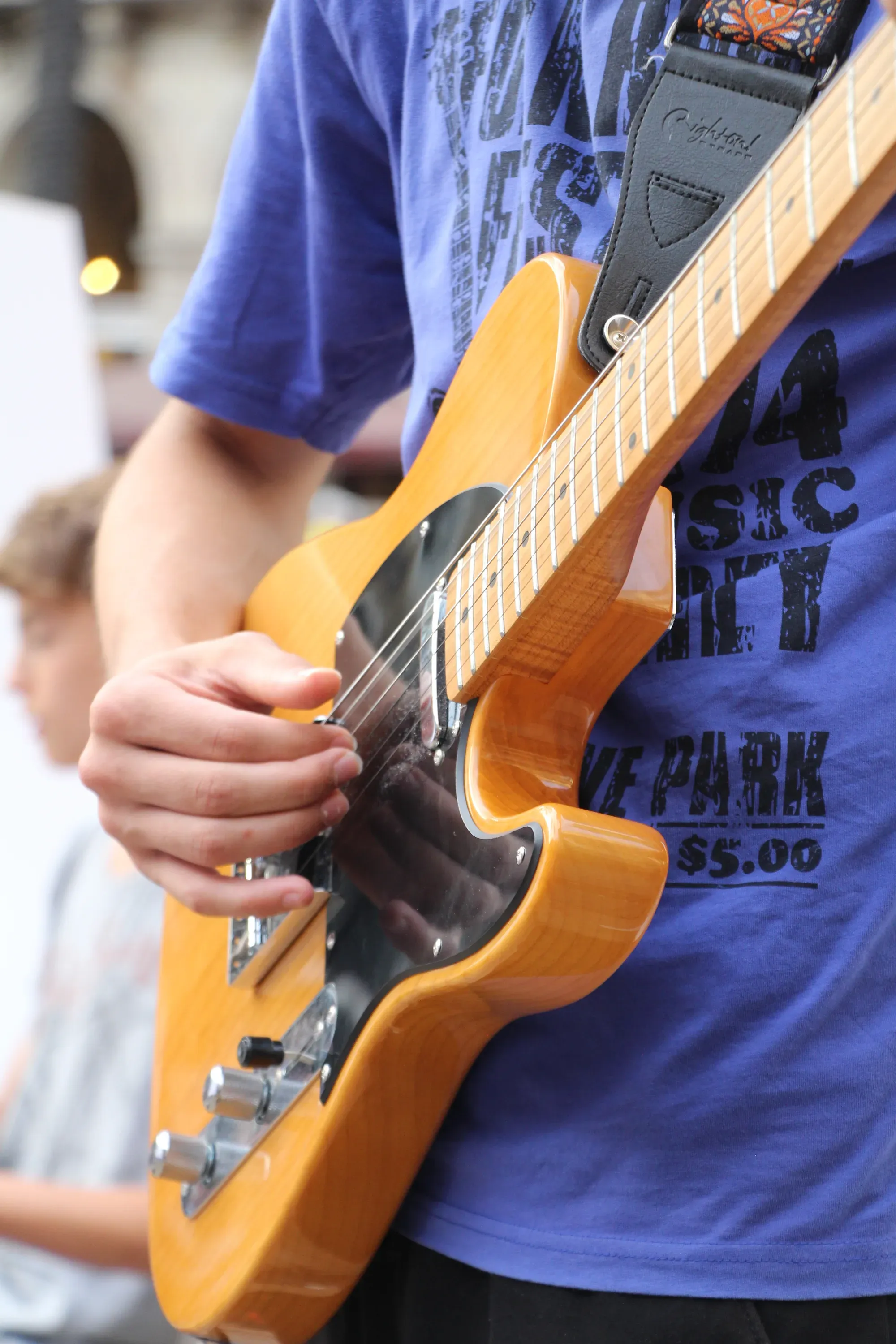 Alumne tocant una guitarra elèctrica