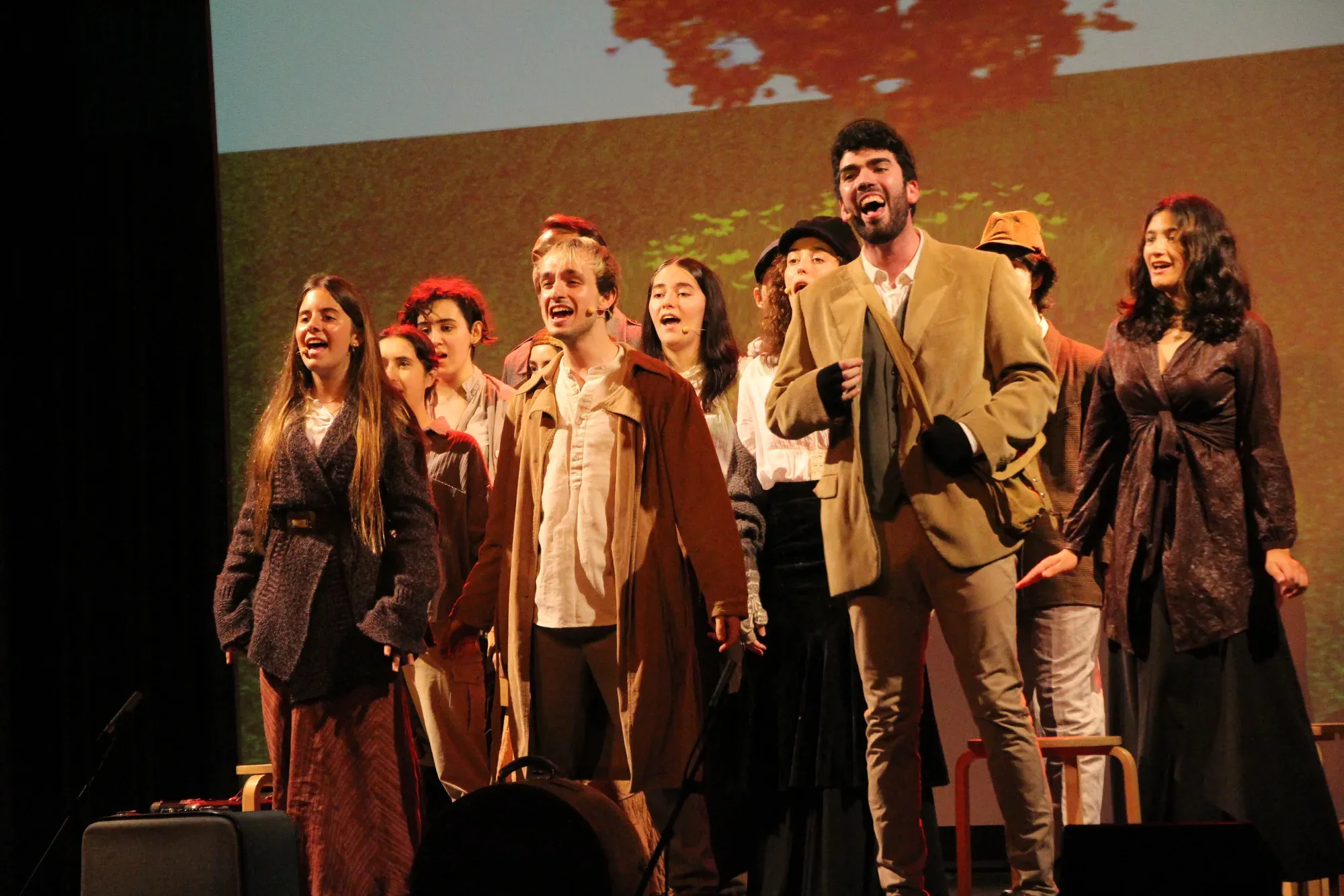 Alumnes de teatre musical cantant en escena