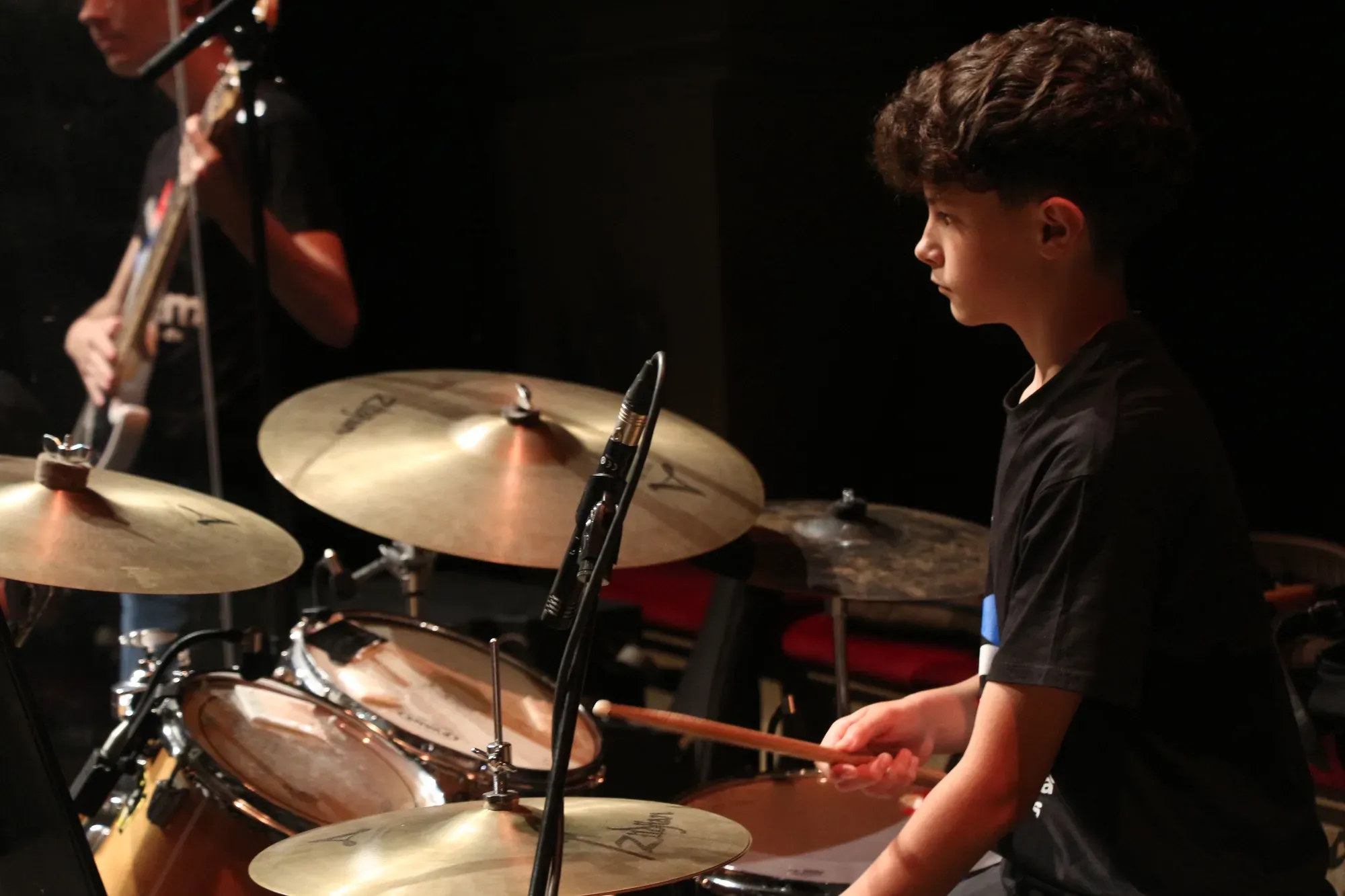 Alumne tocant la bateria